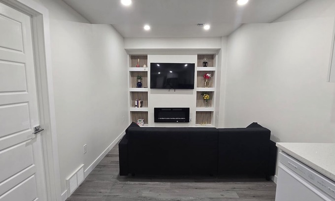 Northwest Edmonton Casa | Modern Cozy 1-Bed Basement Apartment Suite | Private Entry & All Essentials