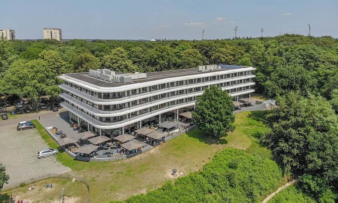 Wageningen Casa | Serene Hideaway w/Spa, Gym & Onsite Dining | Outdoor Adventure & Local Landmarks
