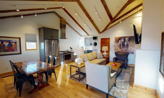 Downtown Santa Fe Casa | Bosque Casita: Downtown Railyard District, a short walk to Plaza