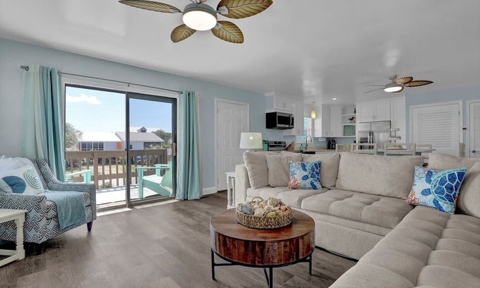 Sneads Ferry Casa | New Renovated 3 bedroom home, pet friendly walking distance to Beach