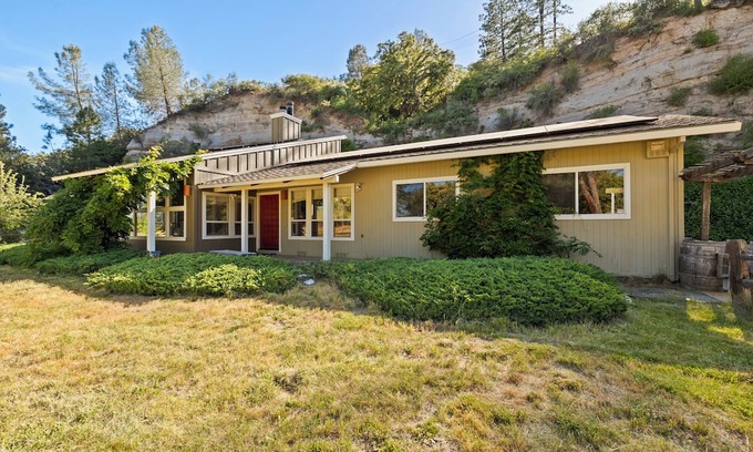 Forest Meadows Casa | 15 minutes from Murphys, Bocce Ball, Hot Tub, Pool Table, Sleeps 12