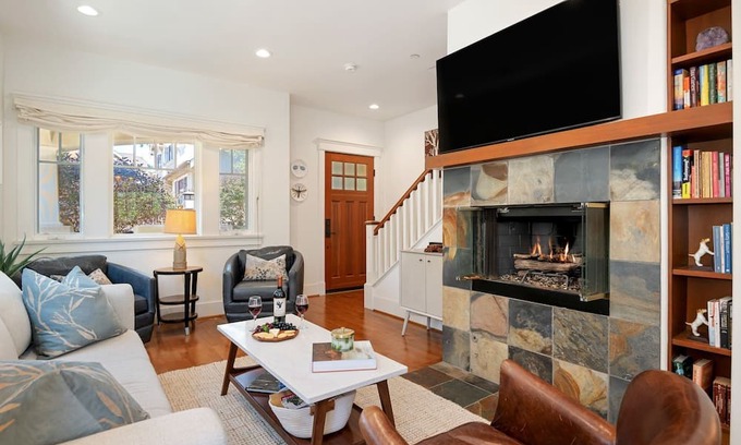 Laguna Casa | NEW Storybook Cottage, 1BD w/Office, Downtown, Walk Everywhere!