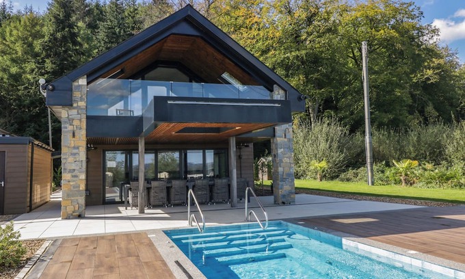 Pontyclun Cabaña | FOREST LODGE, family friendly, luxury holiday cottage in Pontyclun