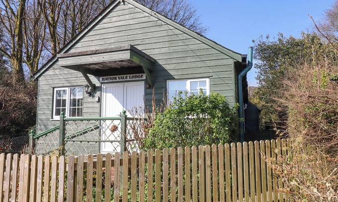 Newton Abbot Cabaña | HAYTOR VALE LODGE, pet friendly, with a garden in Haytor Vale