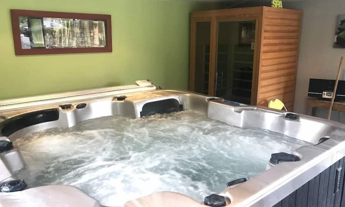 Lannebert Casa | Take advantage of the on-site spa, infrared sauna and tennis court shared with the adjoining gîte.