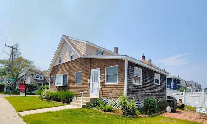 Hull Casa | The Ultimate Summer Getaway! Beach Cottage with Bay views, Wifi, & AC.