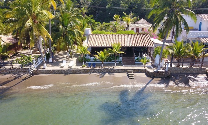 Tolu Casa | Beachfront cabin with Wi-Fi