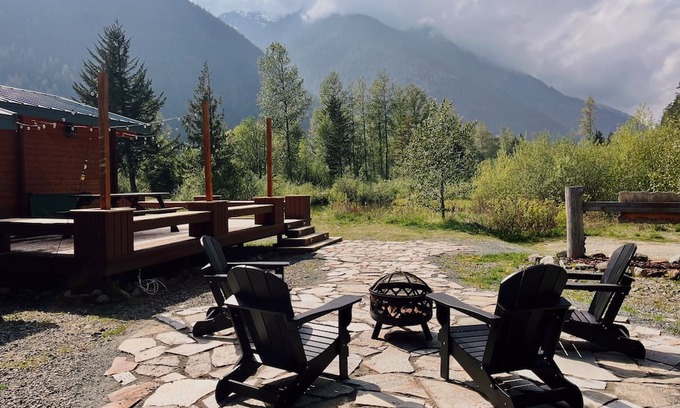 Fraser Valley Regional District Cabina | Peaceful cabin in the mountains with pond view. Pet friendly!