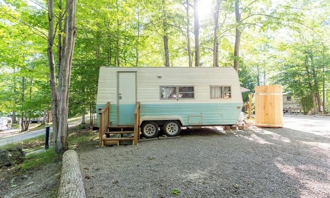 Miller Lake Casa | Beautiful Little Blue RV near Tobermory