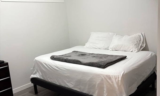 Calgary Apartamento | Beautiful basement separate entrance apartment, Livingston nw community Calgary