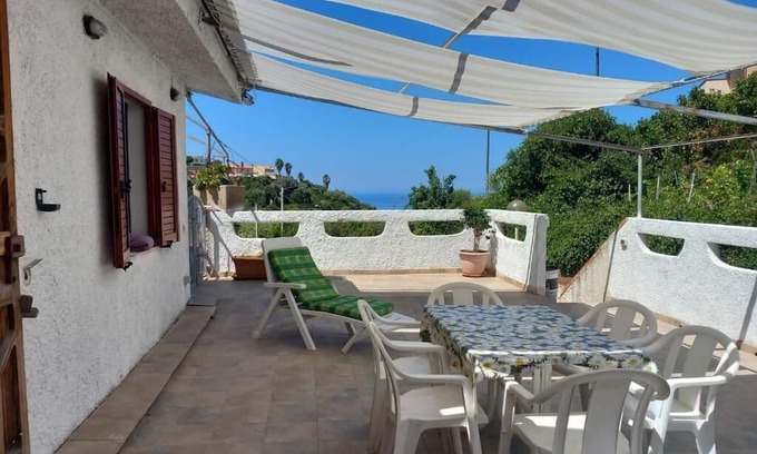 Magomadas Apartamento | Bosa Apartment large terrace with a view