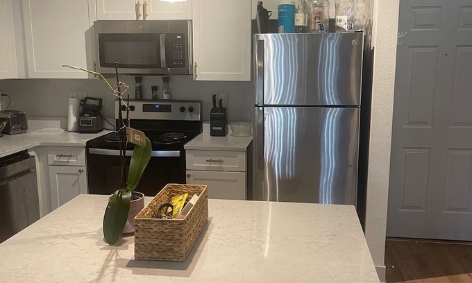 Aurora Apartamento | Charming 1-bedroom apartment in brilliant Aurora with AC, fitness room, WiFi.