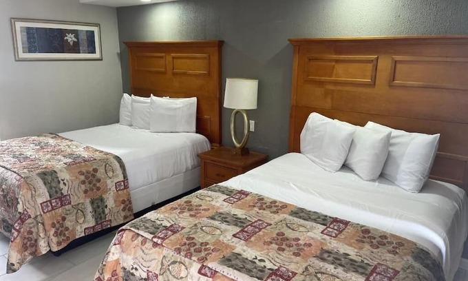 Wildwood Villa | Spacious 4-bedroom villa in awesome Wildwood with WiFi. All units combine