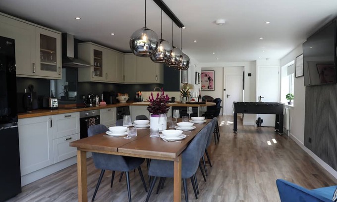 Earley Casa | Cosy Home; New Refurbished Home with Double Parking for Family's and Contractors