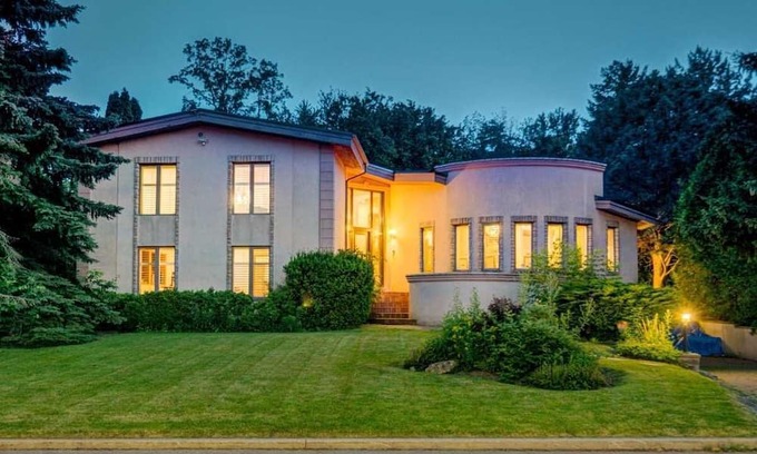 Sheridan Villa | Joyful Mansion with Charm Indoor