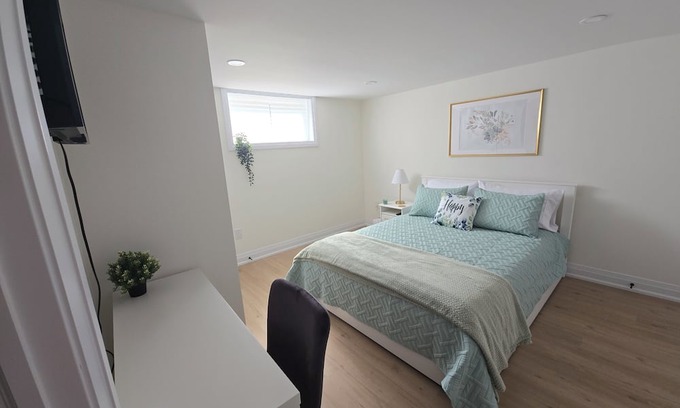 Aldershot Casa | Peaceful Tranquil Haven Queen Room Lower Level by the Lake, Shopping & Highway