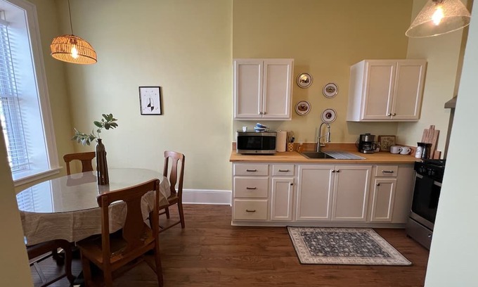 Ashtabula Apartamento | Charming 1-bedroom apartment with AC, WiFi on Bridge Street