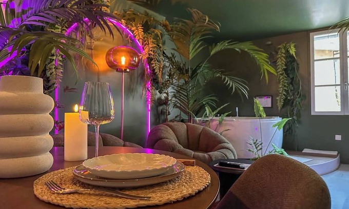 Uzerche Apartamento | Unusual, exotic adventure.