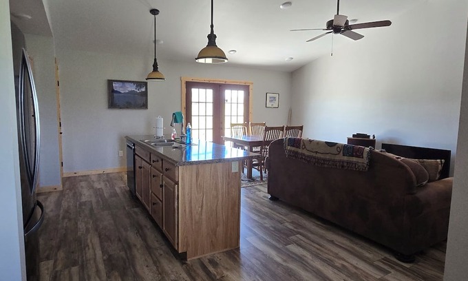 Dillon Cabina | Rustic cabin charm with modern comforts—your cozy escape to nature awaits!