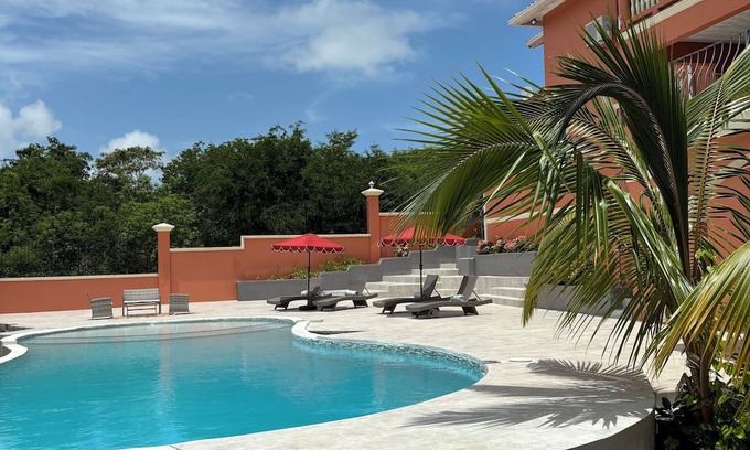 Silver Sands Apartamento | Charming 3-bedroom apartment with Pool, WiFi, AC in enchanting Duncan’s Bay