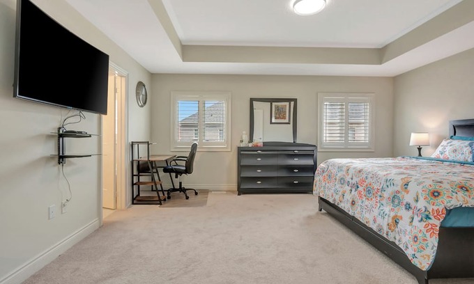 Stouffville Casa | Luxurious Master guest suite w/ office space in Stouffville, Canada