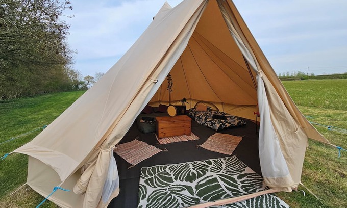 Howlett End Alquiler De RV | 5m Bell Tents-Glamping in picturesque 6 acre feld tucked away in the countryside