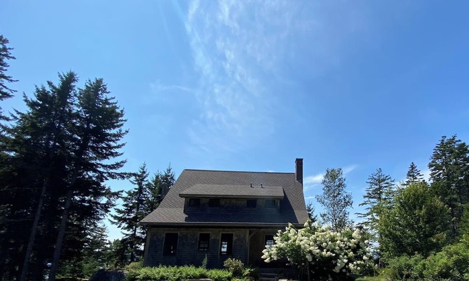 Herricks Cabaña | Charming 2-bedroom cottage overlooking Penobscot Bay with WiFi