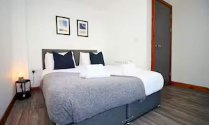 Uplands Apartamento | Fully Equipped Kitchen, Double room, Parking