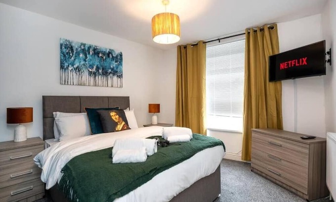 Cwmbrwla Casa | 3 Storey House, 2 Bathrooms, Smart Tv's all rooms!