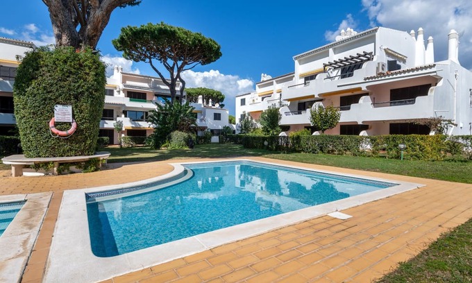 Quarteira Apartamento | Brisa dos Pinheiros by Interhome