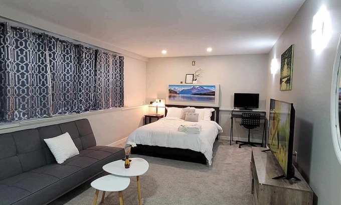 Port Coquitlam Cama Y Desayuno | Charming 2-bedroom bed & breakfast in Port Coquitlam with AC, WiFi