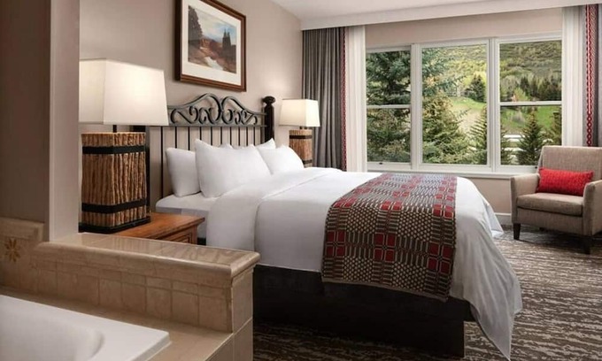 Highland Meadows Condominio | 2-bedroom condo in lovely Vail with fitness room,Handball. Indoor Pool and Sauna