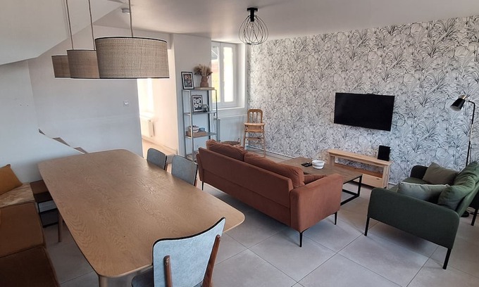 Deville-les-Rouen Casa | Large Rouen house with exterior. Cleaning and linen included.