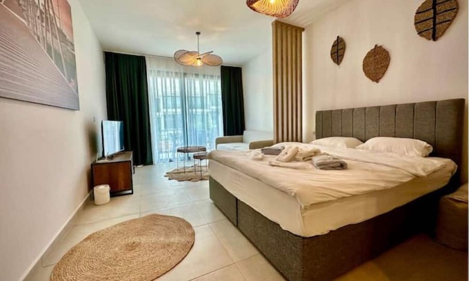 Bahceli Apartamento | Beautiful studio: Relaxation by the pool under palm trees
