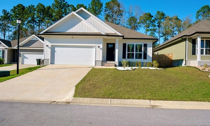 Florida Panhandle Casa | Spacious 4-bedroom house with WiFi, AC in phenomenal Cantonment