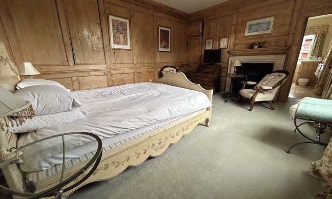 Abingdon Cama Y Desayuno | Double ensuite wood panelled room in historic town centre house