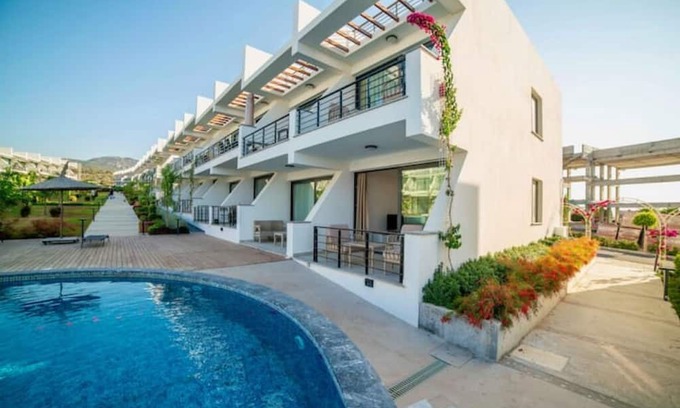 Bahceli Apartamento | Modern studio: Relaxation with pool & sea view