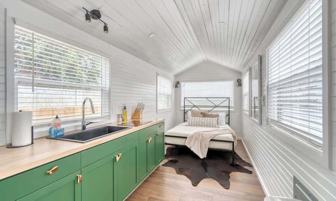 Overlook Apartamento | Noir-Emerald: Modern TinyLux in Portland
