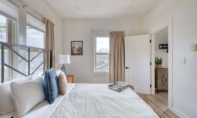 Richmond Casa | Mt Tabor Retreat ~ Local Eateries ~ Shops ~ Bars