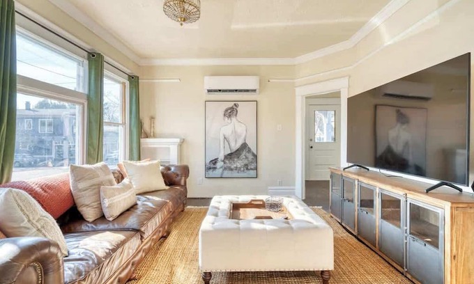 Kerns Casa | Dream Two-Bedroom in Laurelhurst ~ 97 WalkScore