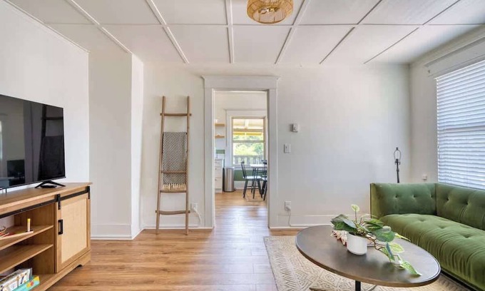 Richmond Casa | Mt Tabor Retreat ~ Local Eateries ~ Shops ~ Bars