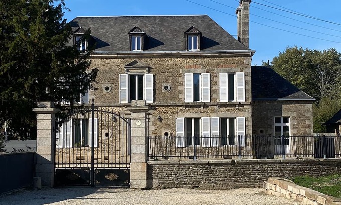 Saint-Cyr-en-Pail Otro | Chateau for animal groups welcome