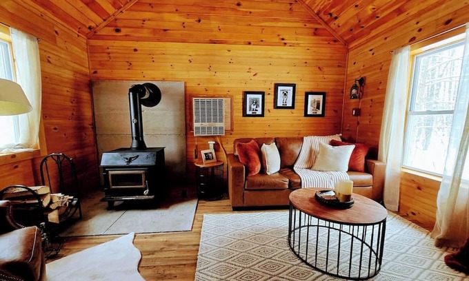 Town of Amboy Cabina | Spring Is In The Air | Cozy off-grid cabin