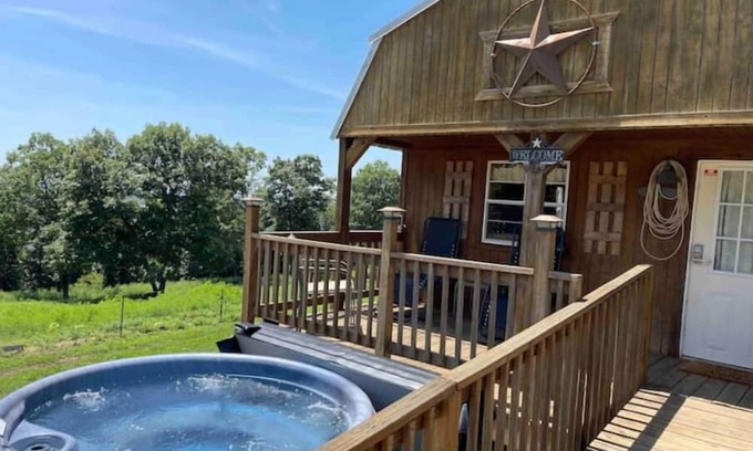 Compton Casa | Buffalo River Cowboy Cabin Getaway and HOT TUB!