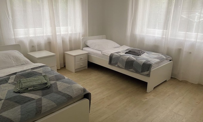 Schwarzenmoor Casa | Haus Schwarzenmoor - vacation home/mechanic's accommodation centrally located in Herford