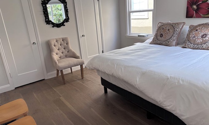 Burlingame Casa | 3-bedroom 2-bathroom Spanish Bungalow house in Burlingame with WiFi and AC.