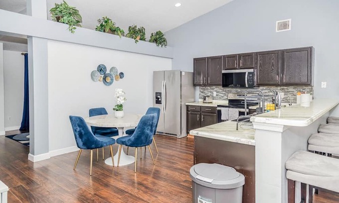 Vero Lake Estates Casa | Modern 4BR Home Open Concept, Private Gym, Near Beaches