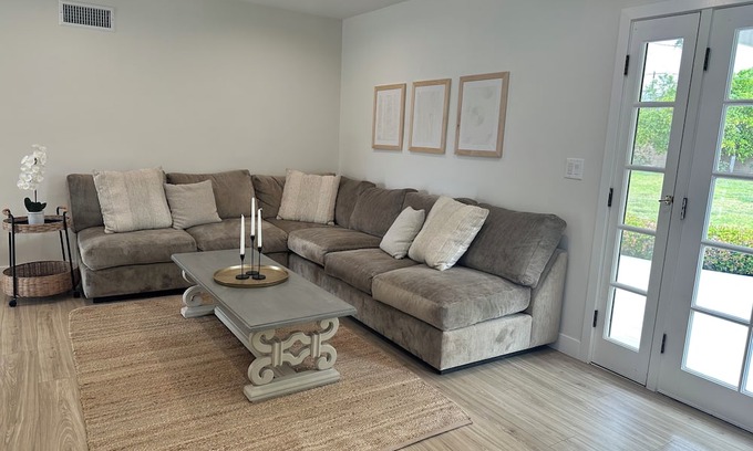 Northridge Casa | Spacious 5-bedroom house in enchanting Northridge with WiFi, AC