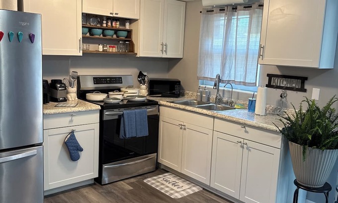 Pine Ridge Casa | Charming spacious 2-bedroom cottage in the heart of Beverly Hills, Florida .