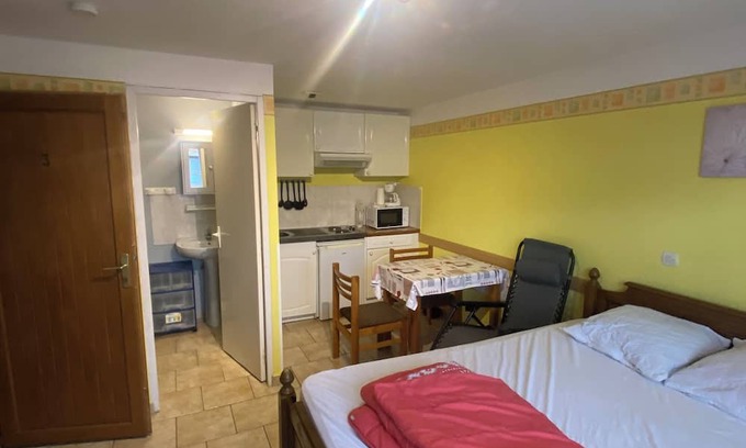 Saint-Amand-les-Eaux Apartamento | Ground-floor studio 2.5 kilometers from town center